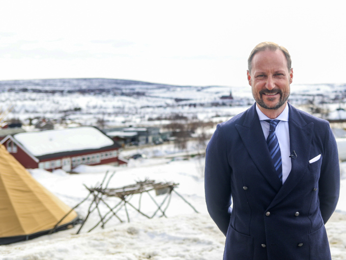 Kronprins Haakon satte seg selv på skolebenken på Samisk Høgskole. Foto: Jan Langhaug / NTB